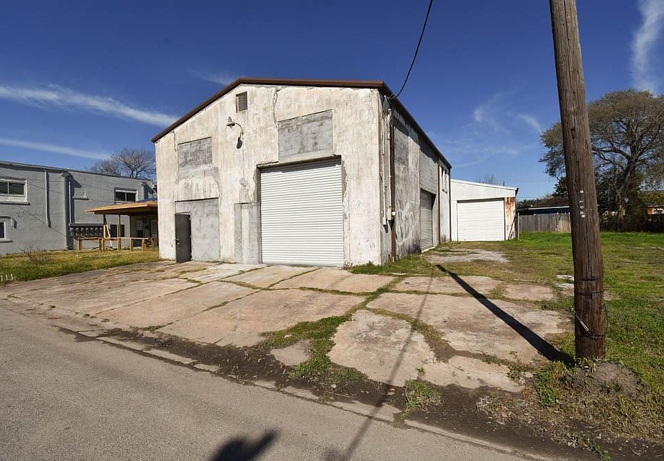 1st image of 1605 1st St