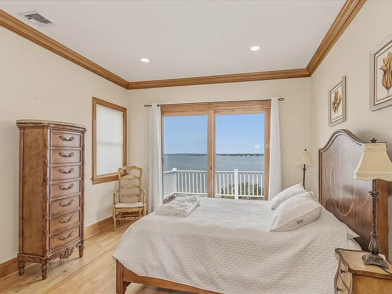 672 Dune Rd — Photo 28