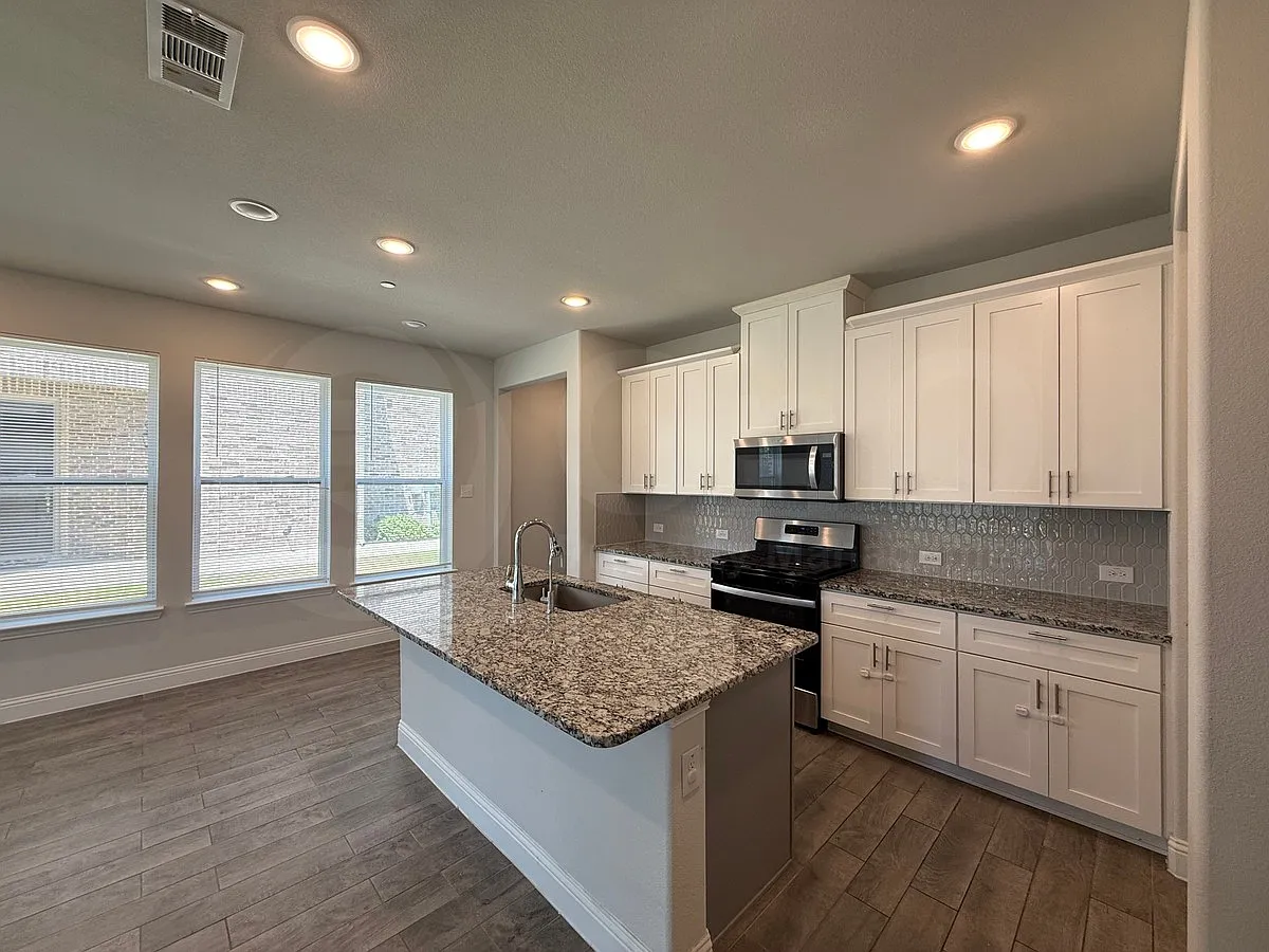 4 bed, 4.0 bath, 2012 sqft, $2,699 — Photo 4