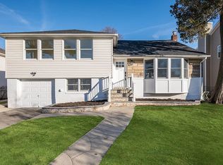 18 Melanie Ln, Syosset, NY 11791