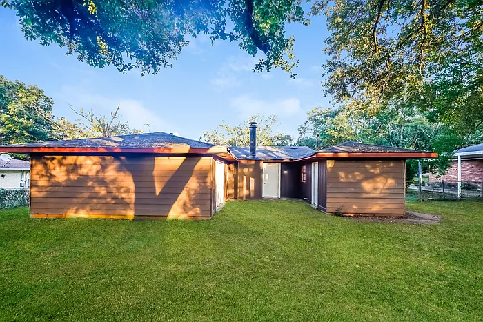 323 N Burbank Dr — Photo 11