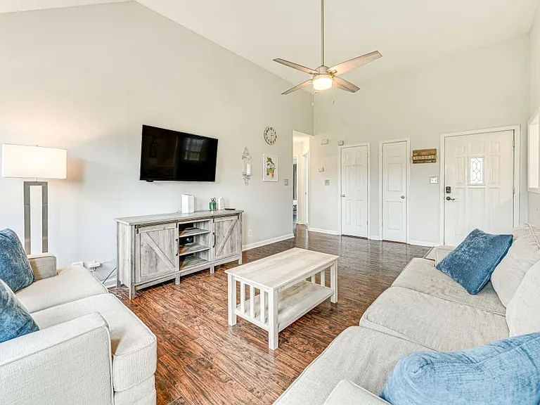 413 Caney Ln — Photo 4