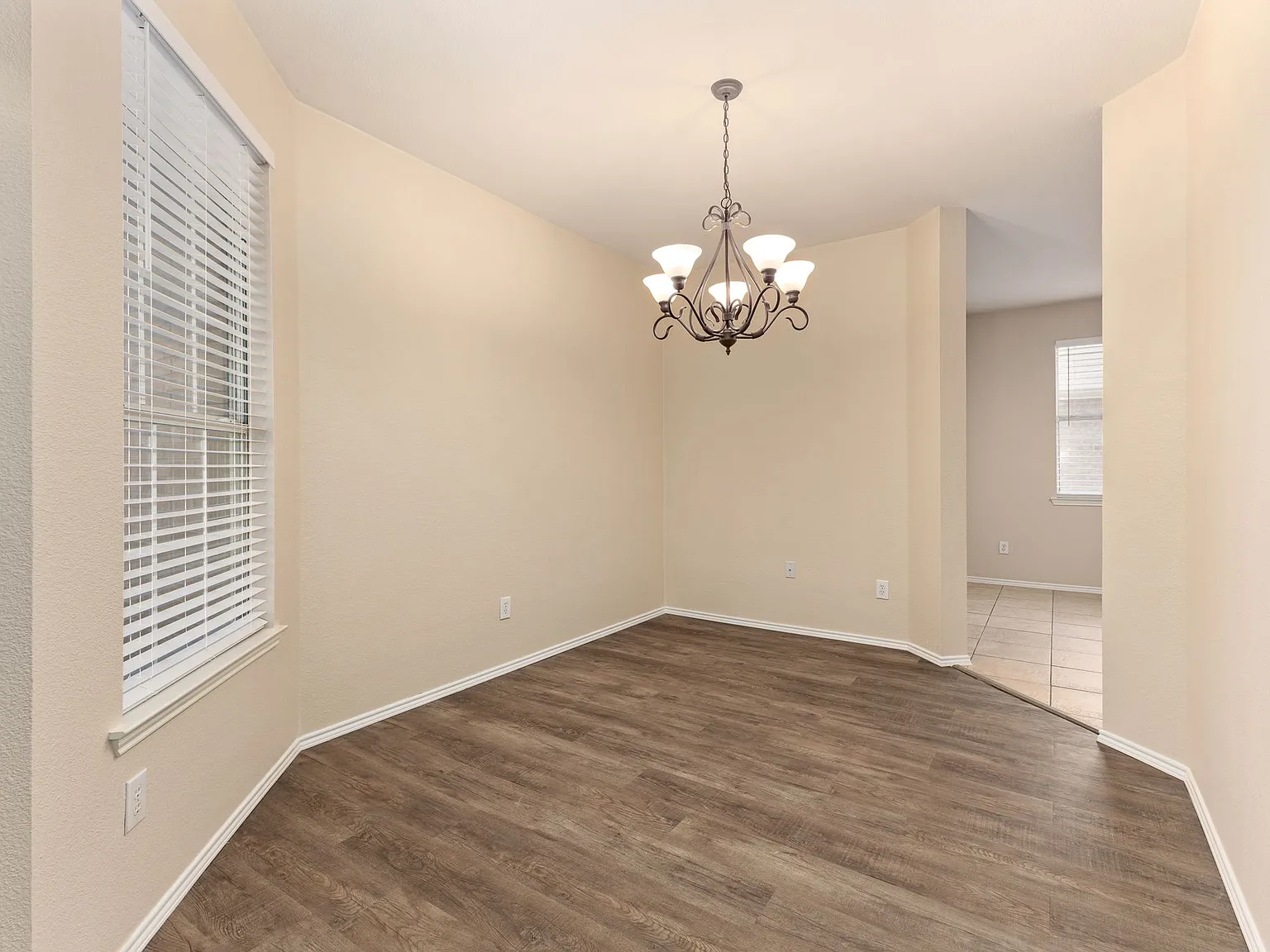 3 bed, 1844 sqft, $2,300 — Photo 4