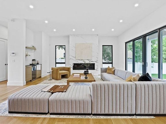 5th image of 988 Dedham St