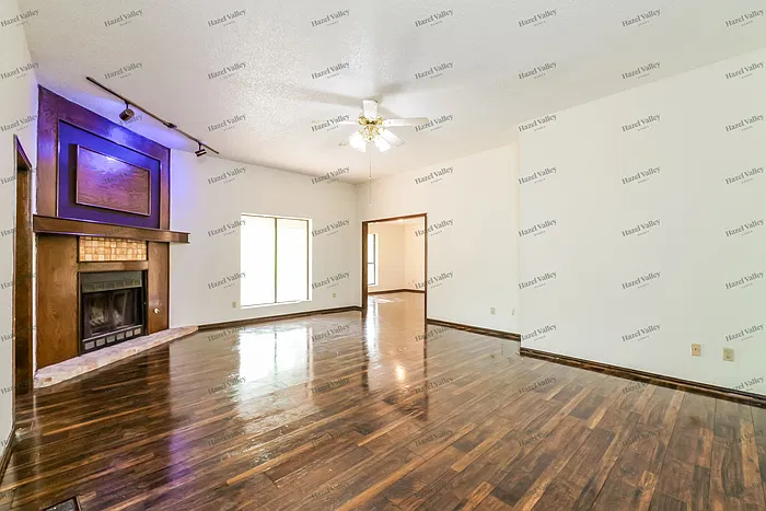 3 bed, 2.0 bath, 1872 sqft, $1,595 — Photo 3