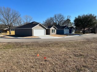 520 Walker St, Bonham, TX 75418