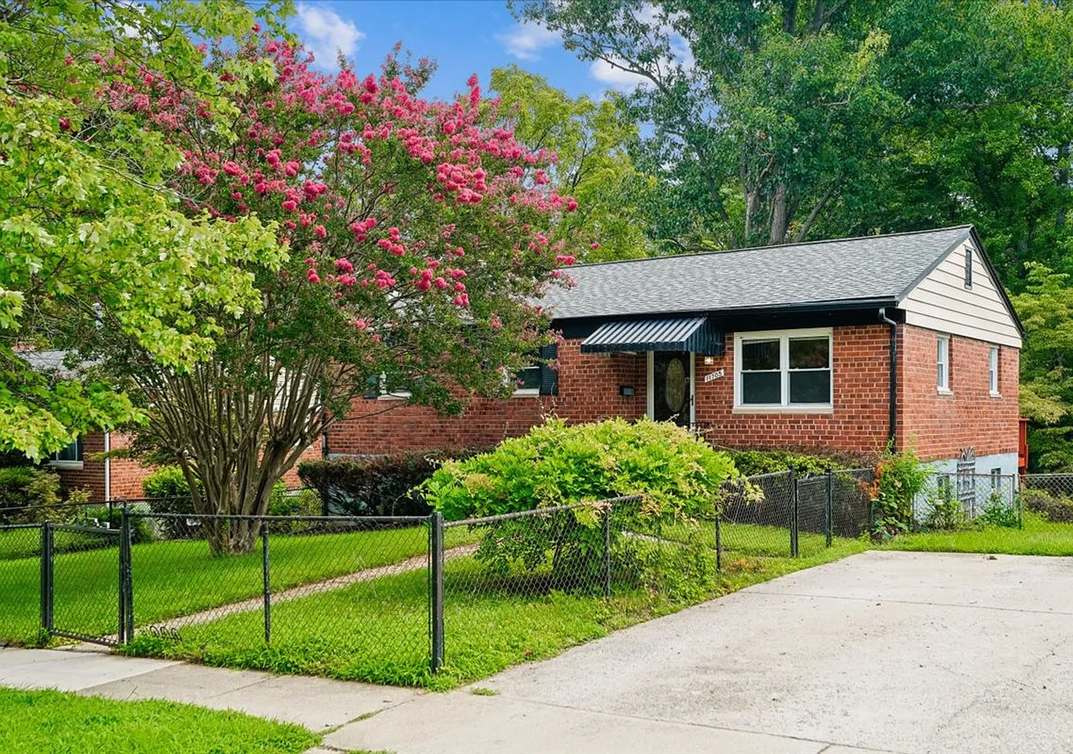 Updated Rambler Close To METRO, Parks, Shopping, & More — Photo 2