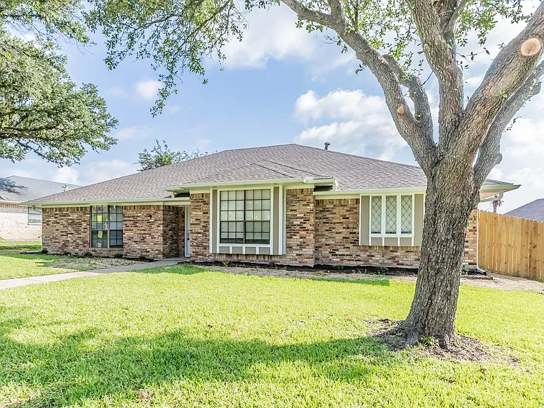 3008 Apple Valley Dr — Photo 3