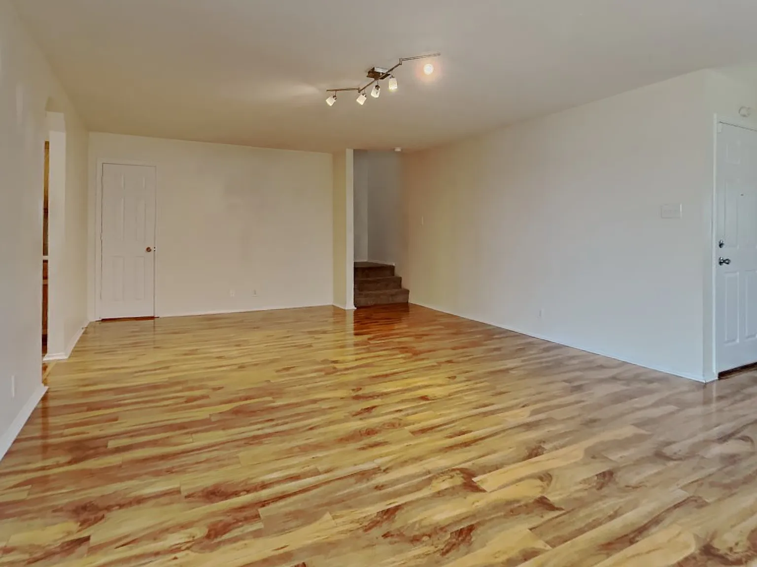 3 bed, 2.5 bath, 1808 sqft, $1,885 — Photo 3