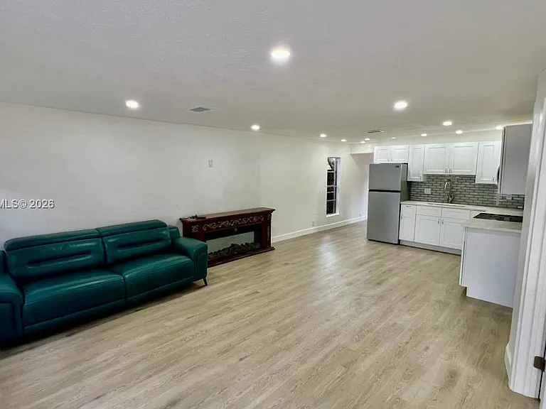 48 SW 14th St — Photo 5
