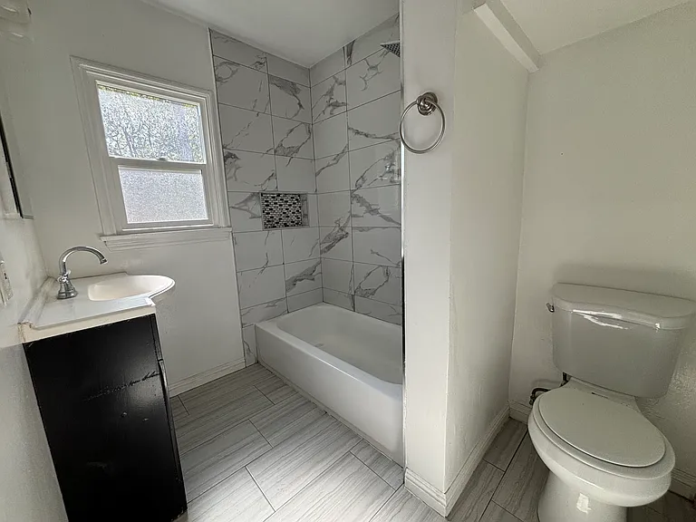 1137 E Washington Blvd — Photo 17