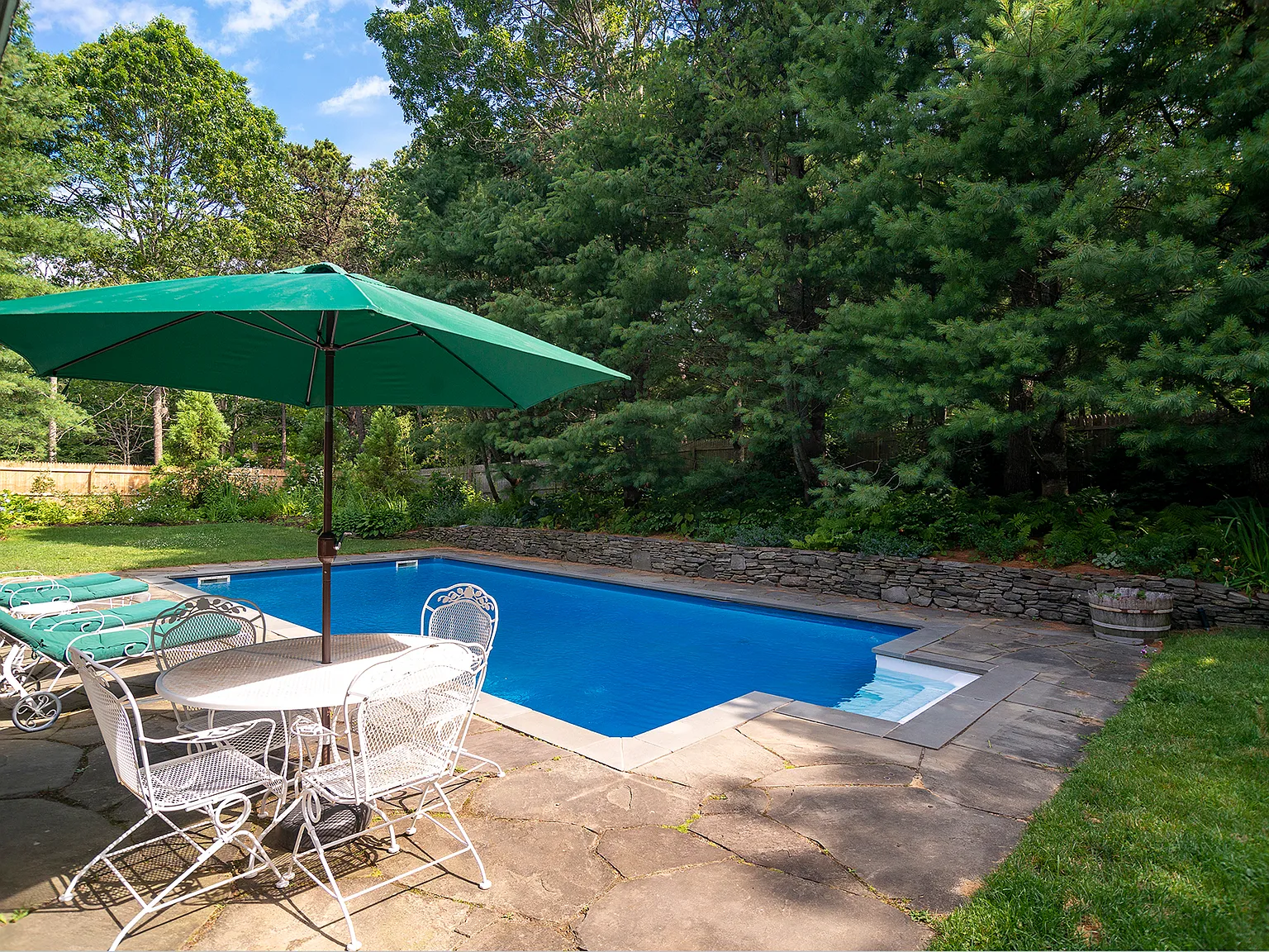 Quaint and quiet 4 BR home close to town with heated pool — Photo 2