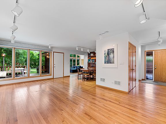 4th image of 3075 University Ave