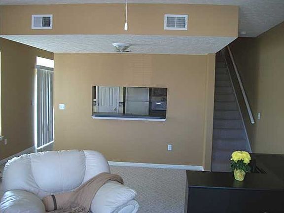 3rd image of 13 Chatelaine Cir SE