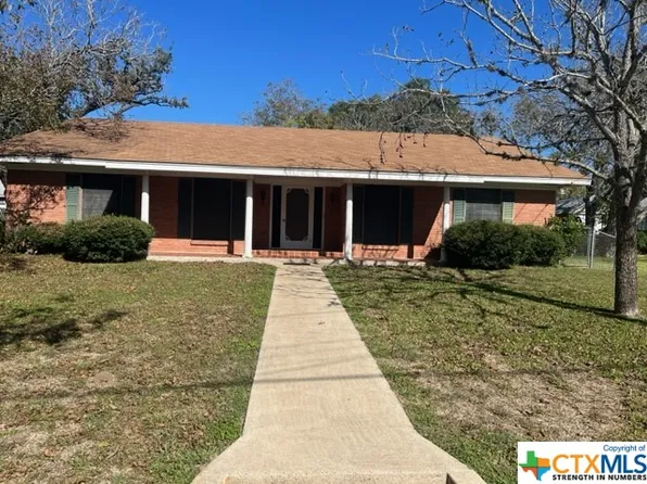 911 E Gonzales St, Yoakum, TX 77995
