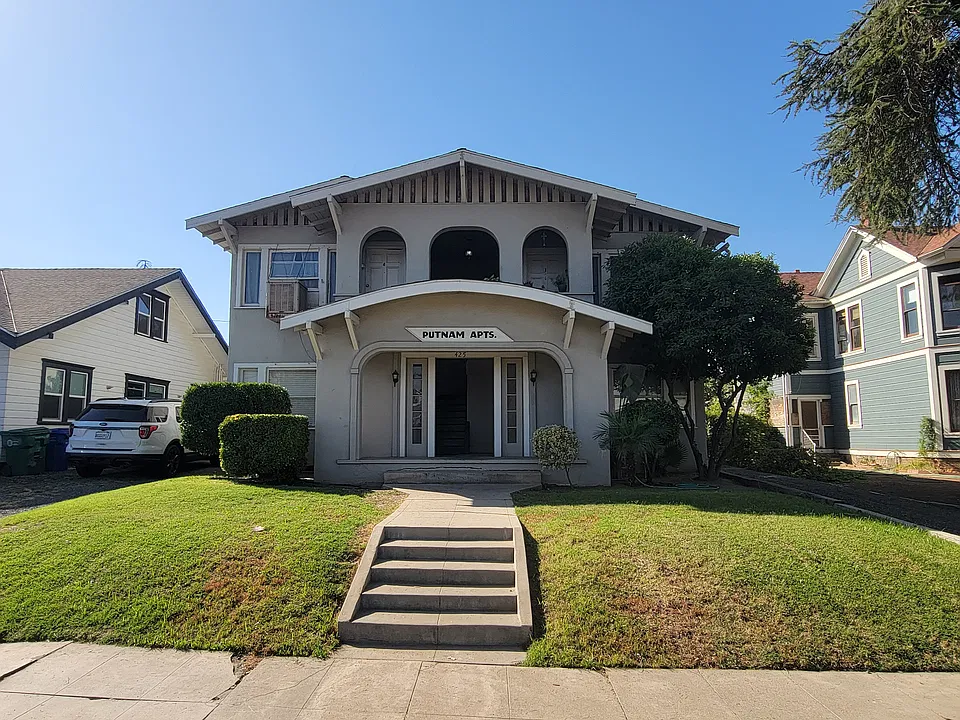 425 E Putnam Ave #2