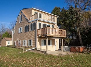 520 Kopmeier Dr, Village of pewaukee, WI 53072