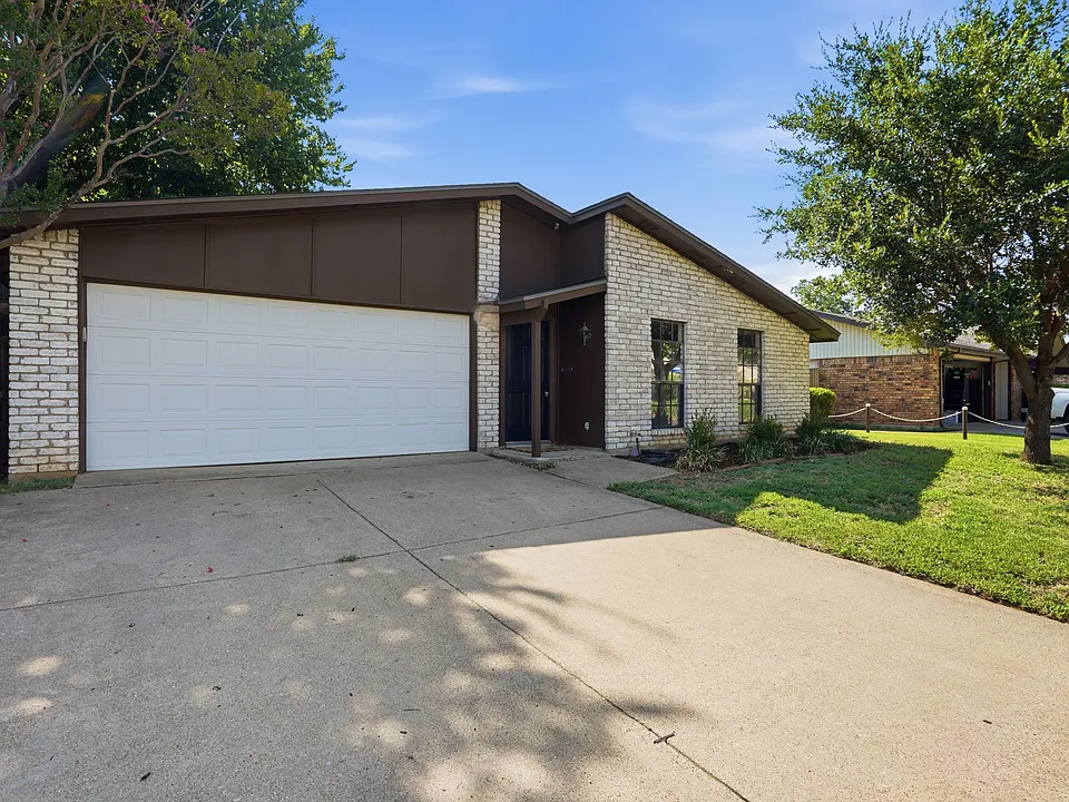 2711 Treeview Dr