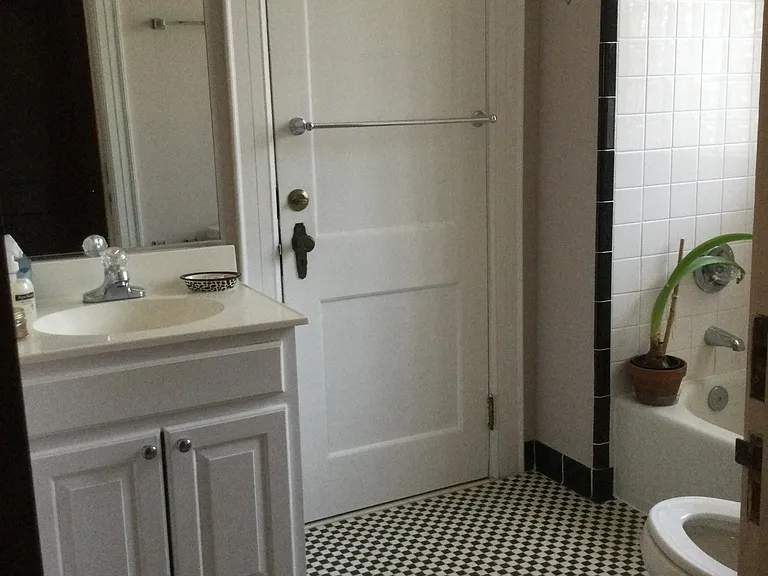 Spare bath off hallway.