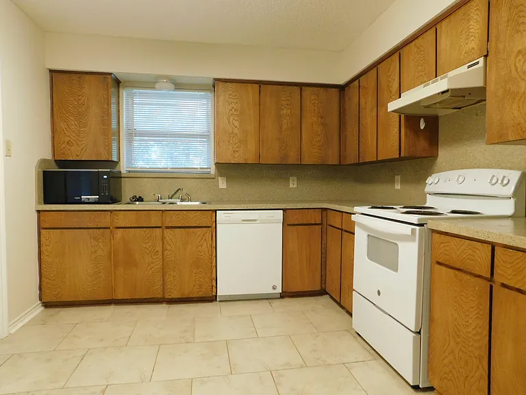 2204 Canterbury Ct #2204 — Photo 9