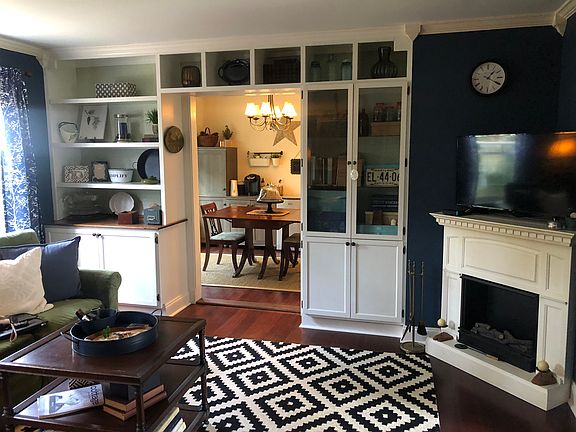 Living room w/built-ins