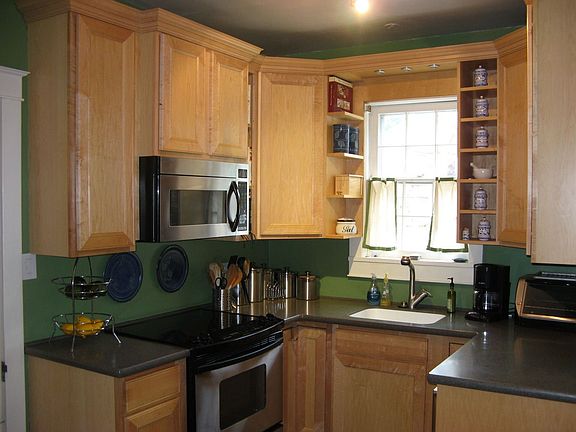 3rd image of 221 Bayard Ave