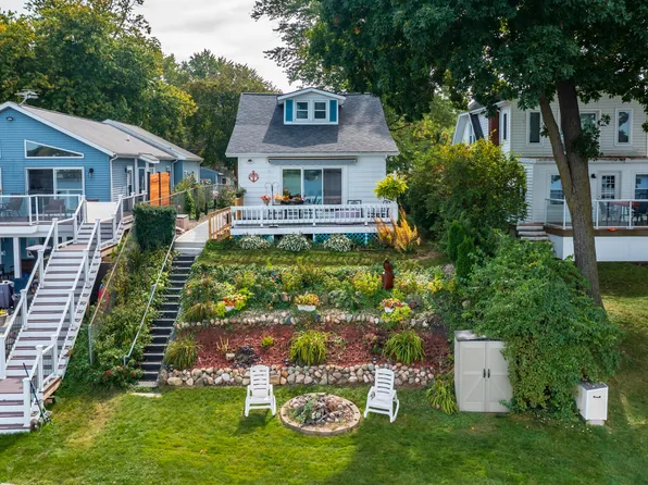 4723 S Long Lake Dr, Portage, MI 49002