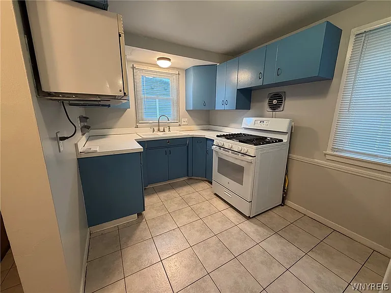 767 Saint Lawrence Ave — Photo 4