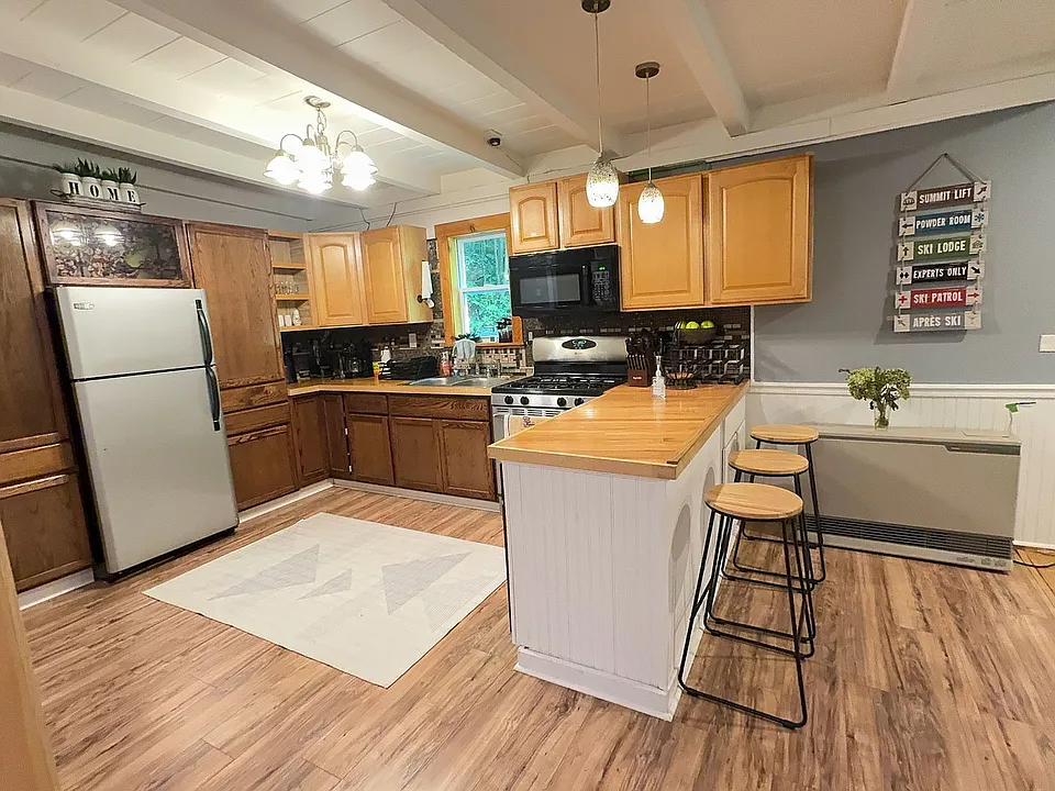 69 Belknap Ln