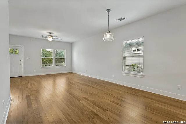3 bed, 2.0 bath, 1421 sqft, $1,650 — Photo 4