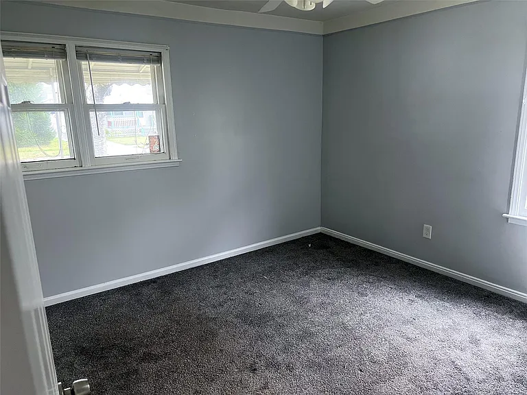 14018 Hobart Ave — Photo 5