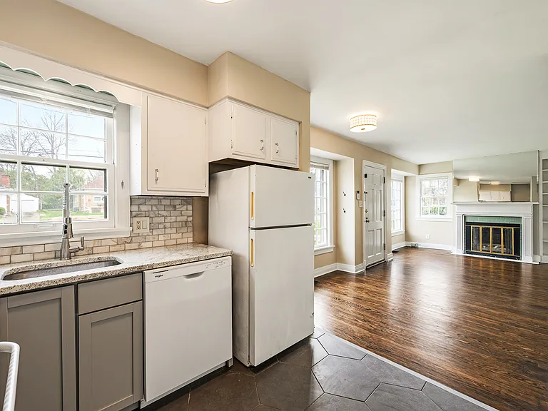 3934 Kennison Ave — Photo 14