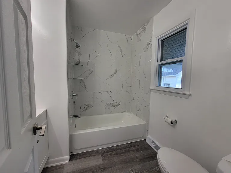 15704 Meridian Ave — Photo 6
