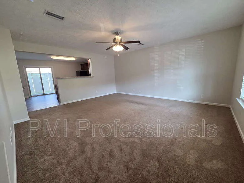 3 bed, 2.5 bath, 1279 sqft, $1,799 — Photo 2