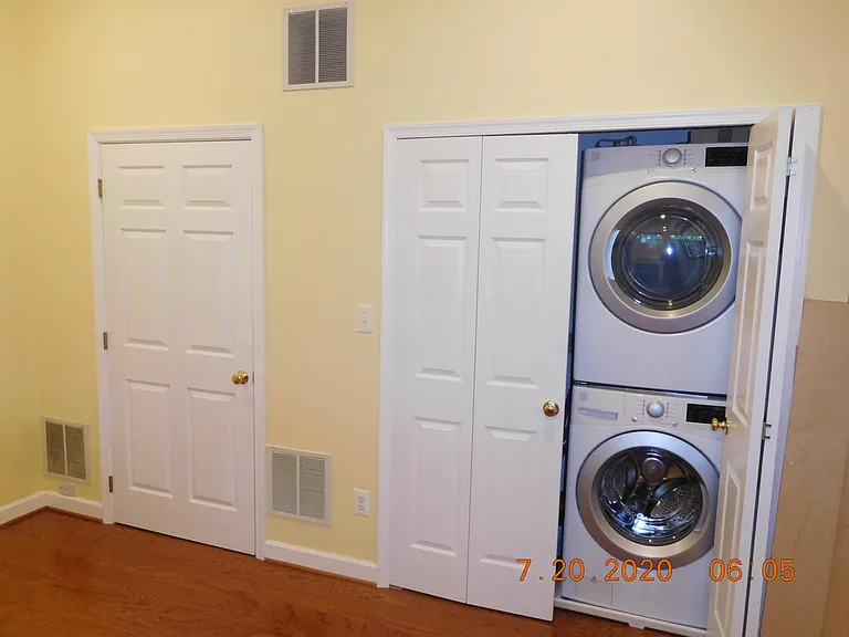 Family room Laundry Room pic2