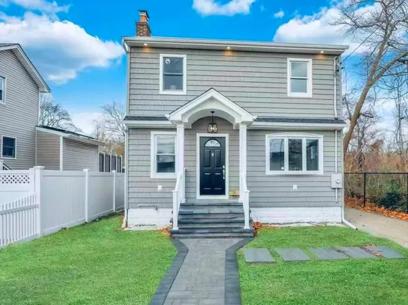 498 Farmers Ave, Bellmore, NY 11710