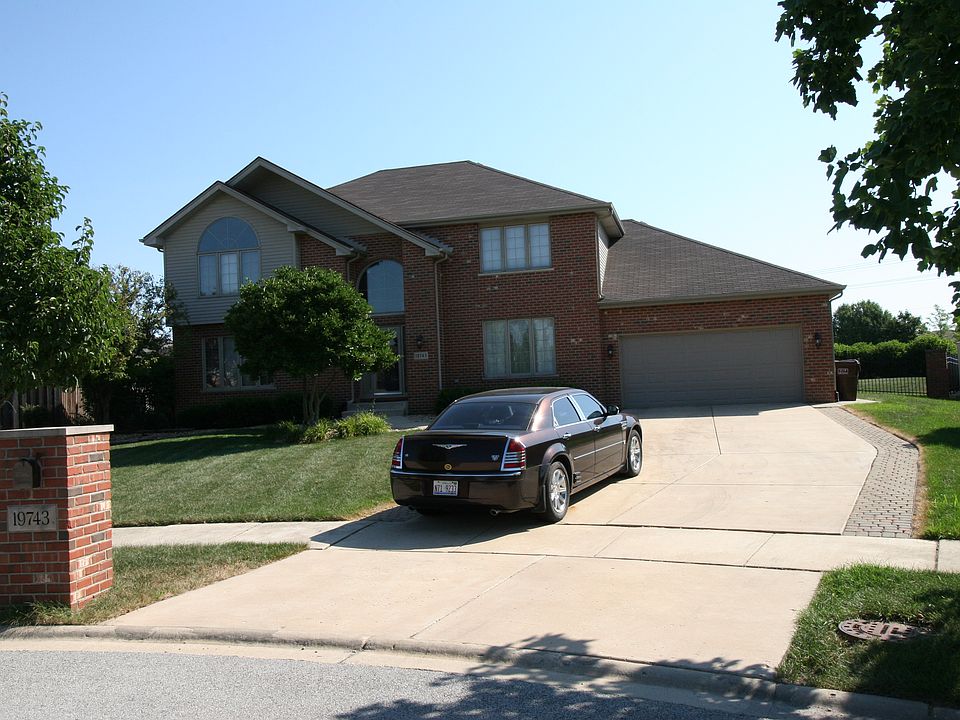 Large driveway, cul-de-sac