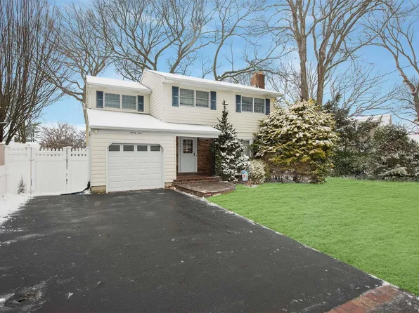 94 Farm Lane, West Islip, NY 11795