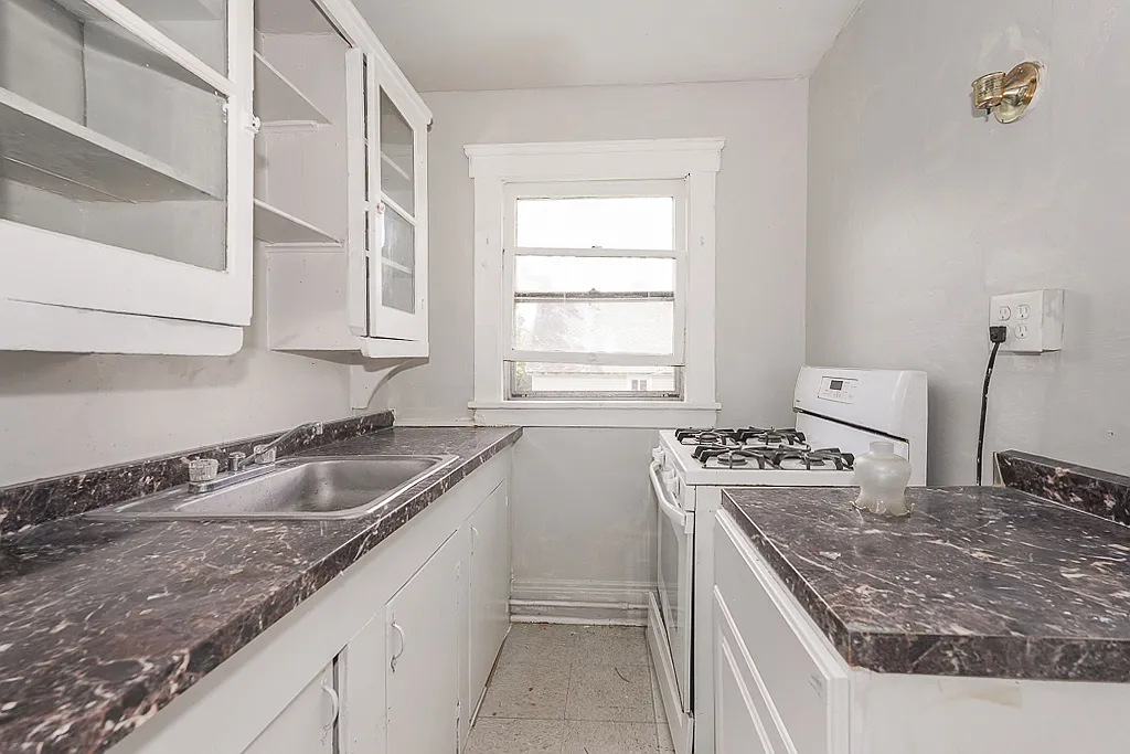 1 bed, 900 sqft, $899 — Photo 2