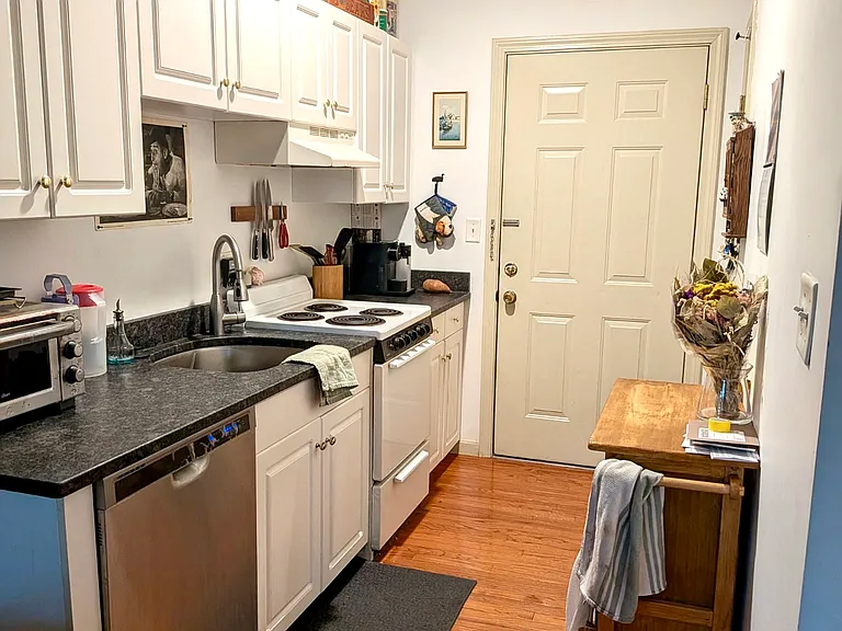 392 Essex St — Photo 7