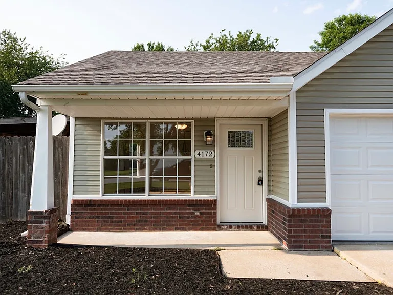 4172 Backus Ave — Photo 2