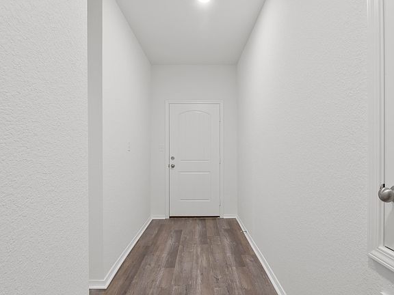 4th image of 31 Farmhouse Cir