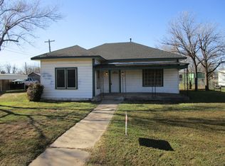 1206 S Main St, Quanah, TX 79252