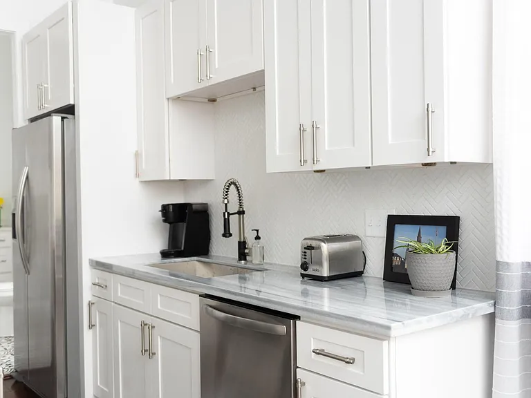1040 Louisa St — Photo 4