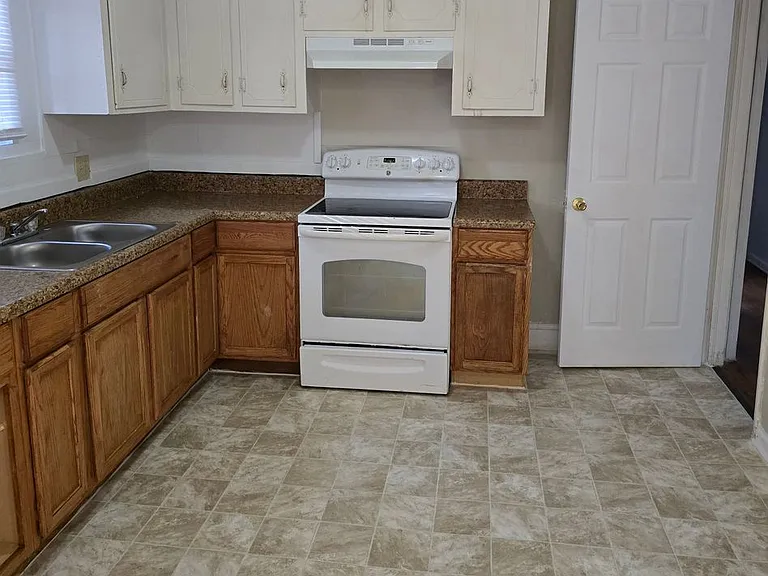 1006 Birchwood Dr — Photo 3