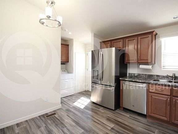 4th image of 220 S 97th St