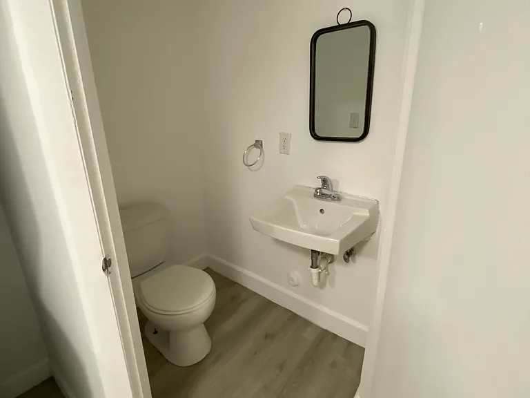 418 SW 10th St #2 — Photo 4