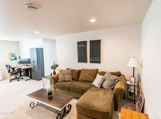 917 David Dr, Grand Forks, ND 58201