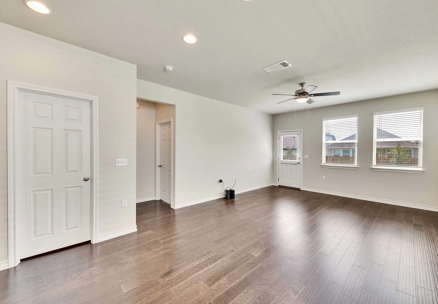 3 bed, 2.0 bath, 1354 sqft, $2,000 — Photo 3