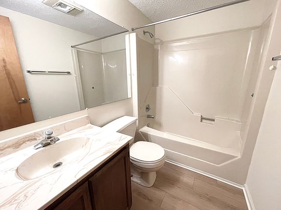 5th image of 49 Lake Dr APT M-4